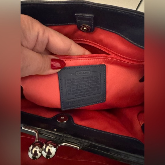 *Vintage* Authentic Coach Cream + Navy Purse, Laura Handbag with Kiss-lock - Picture 9 of 16